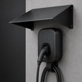 Auvent de protection noir RYVOLT installé au-dessus d'une borne murale